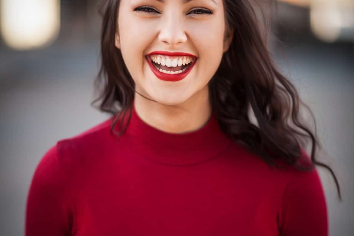 Vibrador para iniciantes: mulher sorrindo em clima de autocuidado e bem-estar